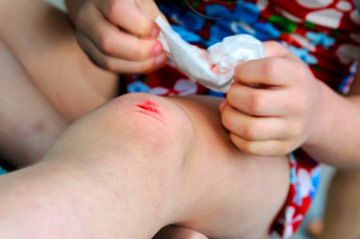 Какую медицинскую помощь следует оказать ребенку при порезах